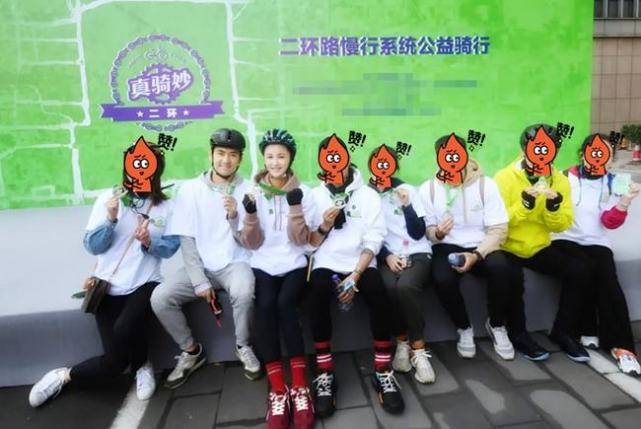 张歆艺 张歆艺彻底瘦回巅峰状态!卫衣搭T恤秀出纤细身材,与袁弘好恩爱