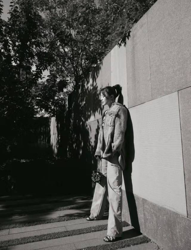 马思纯 马思纯恋爱后长出幸福肥!挽男朋友笑出双下巴,穿大码黑裙都显壮