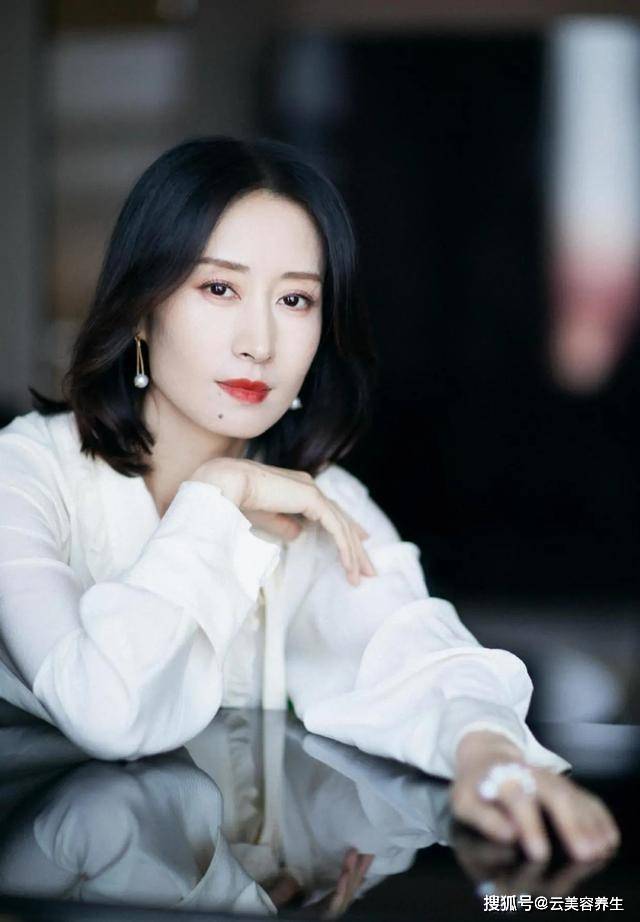 展现 刘敏涛面白唇红很贵气,“自己买冰激凌”很酷,自信独立是王道