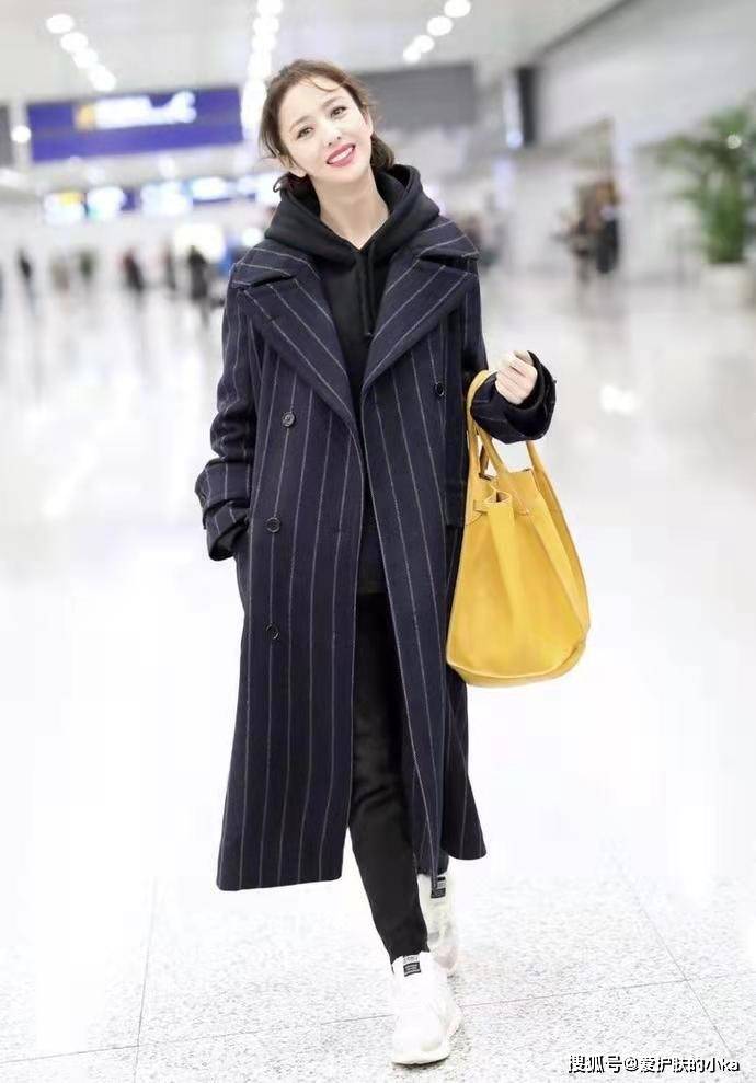 保暖性 佟丽娅短发好美,烫“大妈卷”也不显老气,穿深色大衣仍有少女感