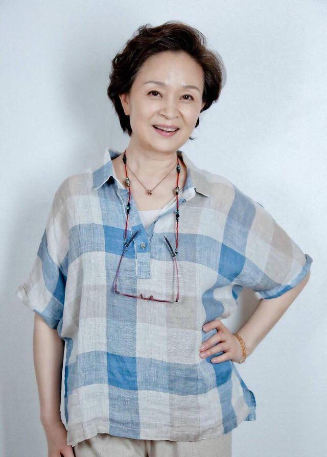 漂亮 刘莉莉气场十足，穿西服套装出席活动穿出高级感，漂亮大气