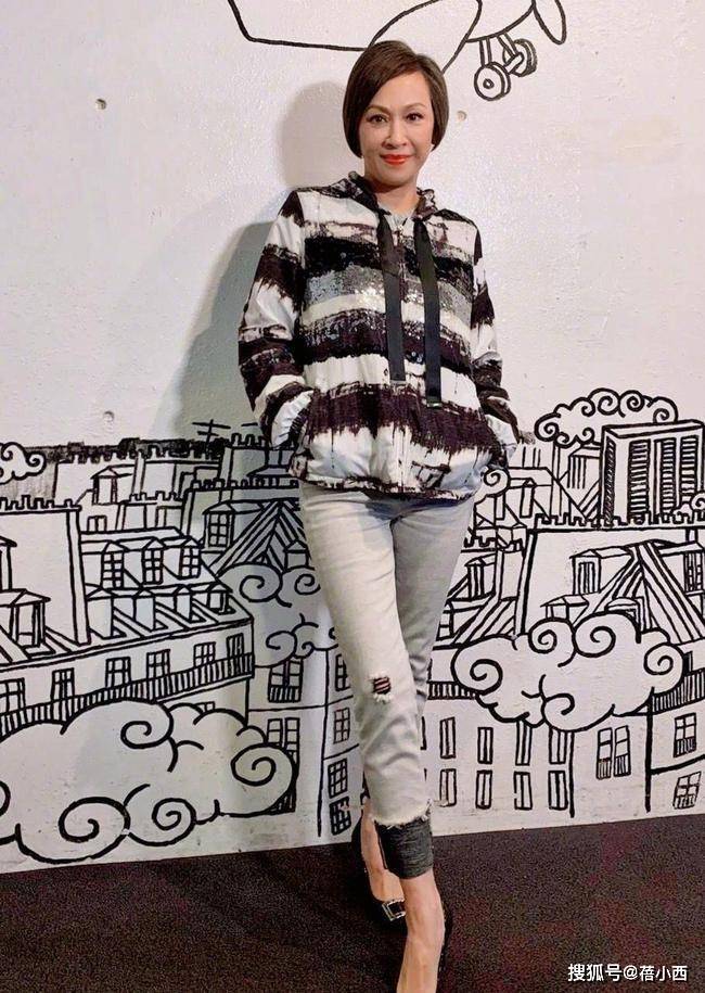 黑色 余安安越老越敢穿,60岁还能穿一字肩开衩裙,拍照根本不用抢C位