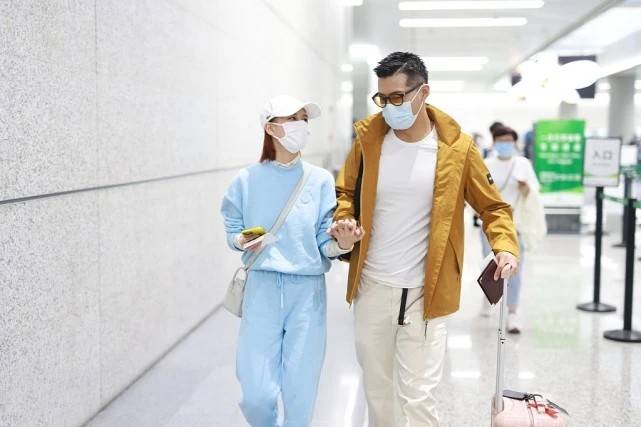 效果 何超莲窦骁真够恩爱，每次亮相都十指紧扣，看来这一对真“稳了”