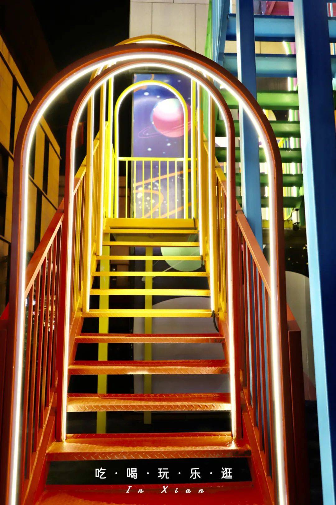 这个假期来曲江海港城9街,还能打卡网红地,比如最近超火的彩虹楼梯