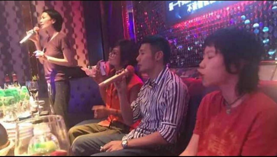 感觉这才是真实的王菲，穿T恤唱歌身材下垂，就是比普通人气质更好！