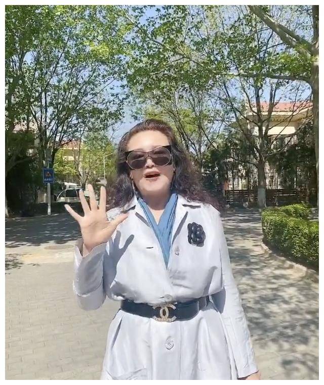 毛衣 张兰入秋后穿毛衣，配牛仔裤年轻又时髦，60老人也能穿的漂亮！