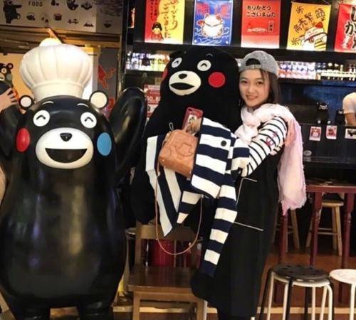 事情 林妙可逛街被拍,穿连体裤肚子勒出好几层,身材是胖但自然真实!