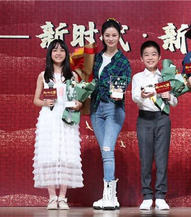 身材 43岁倪虹洁状态太好！把老土格纹穿出高级感，身材线条不输小姑娘