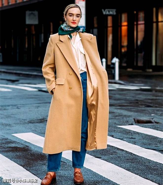 配饰 四五十岁女人选风衣，这“8不要”法则要记好，时尚大方又很高级