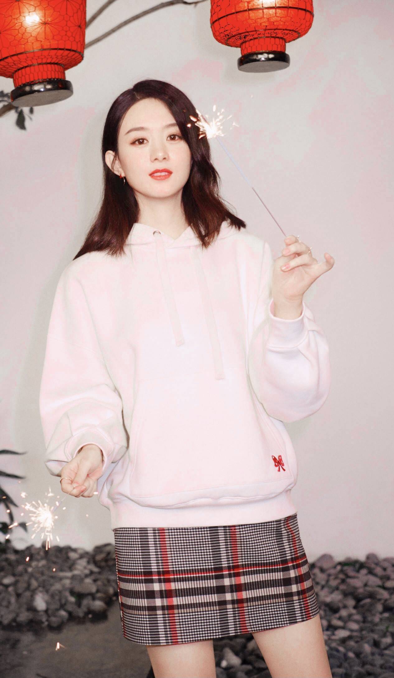 秘密 34岁赵丽颖逆袭时尚圈，当妈后颜值反而更高，秘密就在于穿搭上