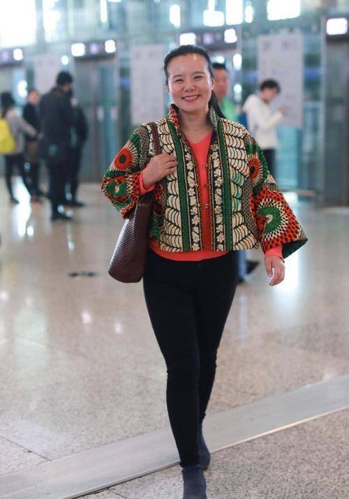 老公 龚琳娜与国外老公亮相，她的眼妆很有特色，46岁了还活得像少女