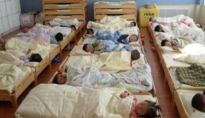 家长|幼儿园午睡,女幼师拍照后发家长群,家长看到后直接打电话责骂