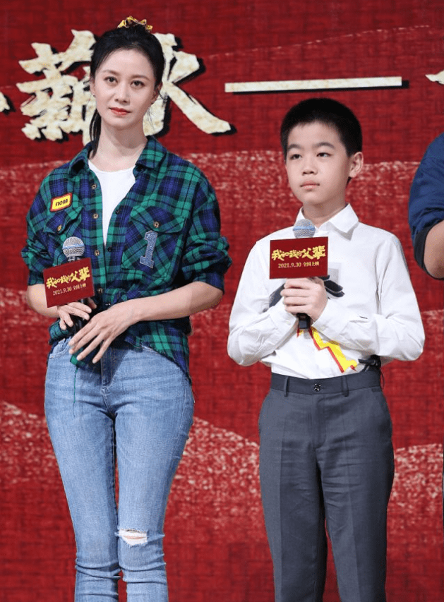 身材 43岁倪虹洁状态太好！把老土格纹穿出高级感，身材线条不输小姑娘