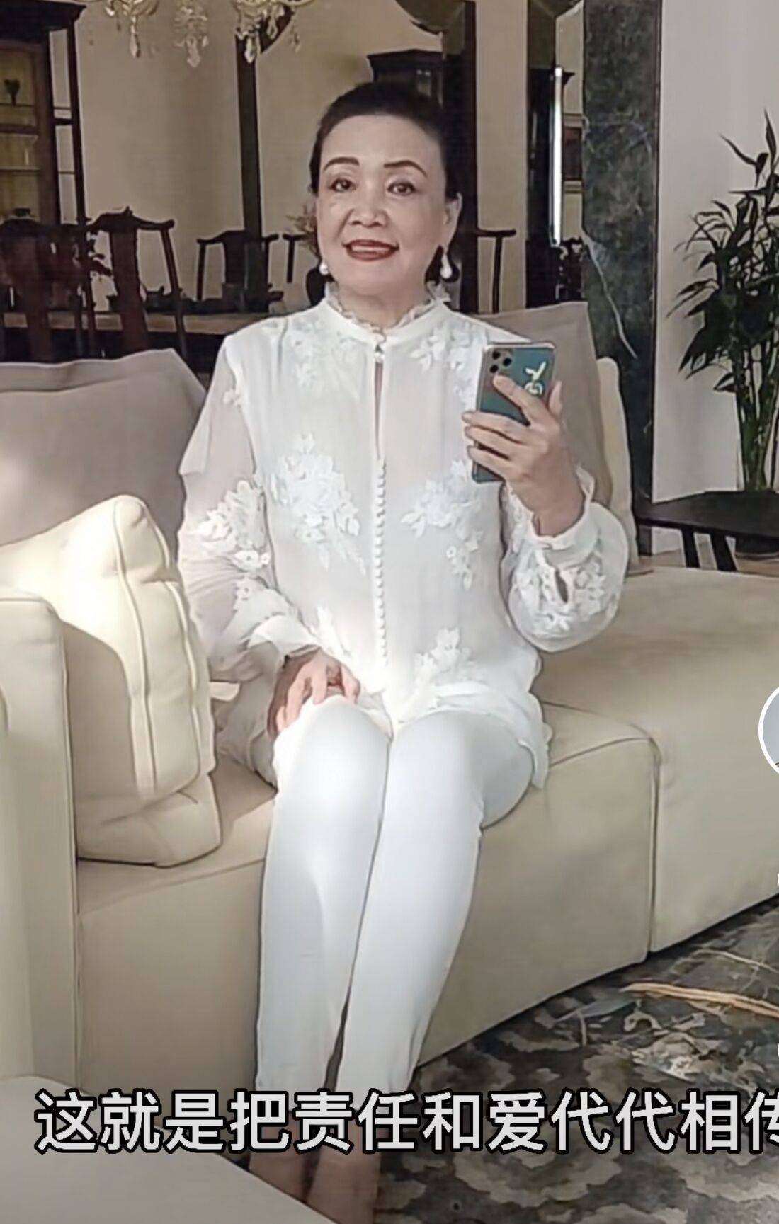 毛衣 张兰入秋后穿毛衣，配牛仔裤年轻又时髦，60老人也能穿的漂亮！