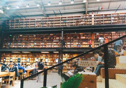 北京一藏书馆逐渐走红虽身处偏僻老胡同内部仍常常没位置看书