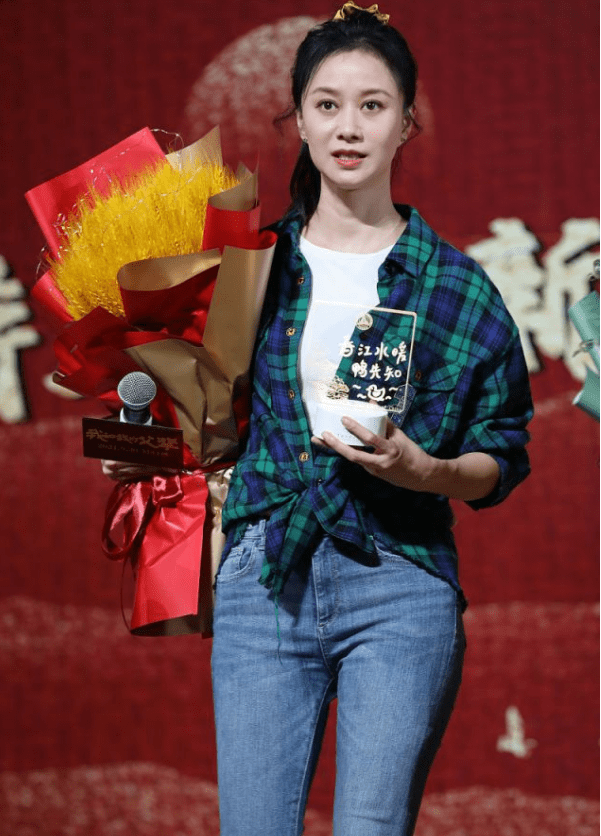 身材 43岁倪虹洁状态太好！把老土格纹穿出高级感，身材线条不输小姑娘