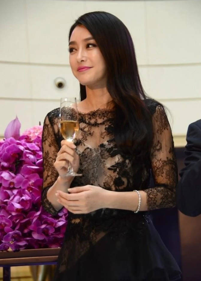 颜色 42岁秦岚放飞自我，穿“透视薄纱裙”就出席活动，配微卷发太迷人