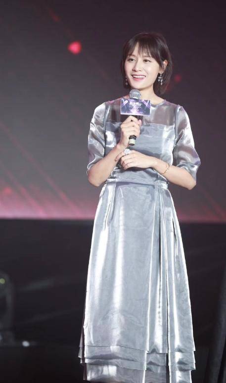 身材 叶一茜真够“阔太”气质范，短发配纯色系连衣裙魅力十足，真高级