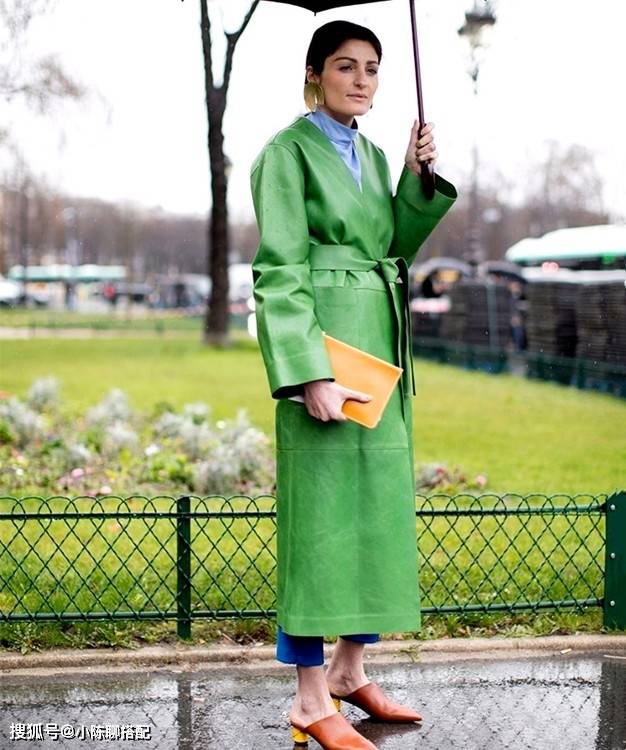 配饰 四五十岁女人选风衣，这“8不要”法则要记好，时尚大方又很高级