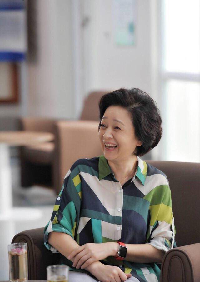 漂亮 刘莉莉气场十足，穿西服套装出席活动穿出高级感，漂亮大气