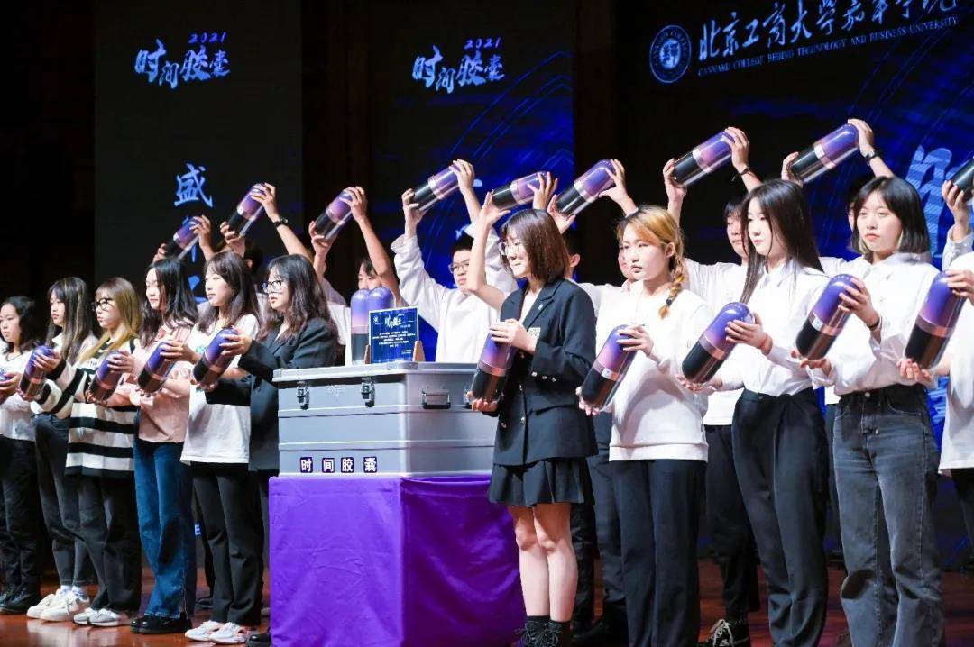 自己的梦想是否实现,是否成为了理想中的自己,学校启动了时间胶囊活动