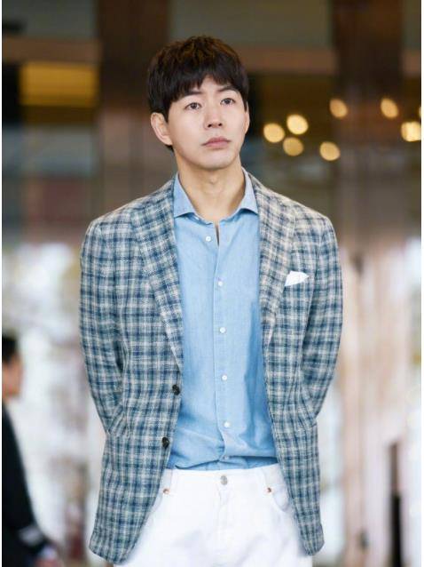 角色|李荷妮新剧，一人分饰两角