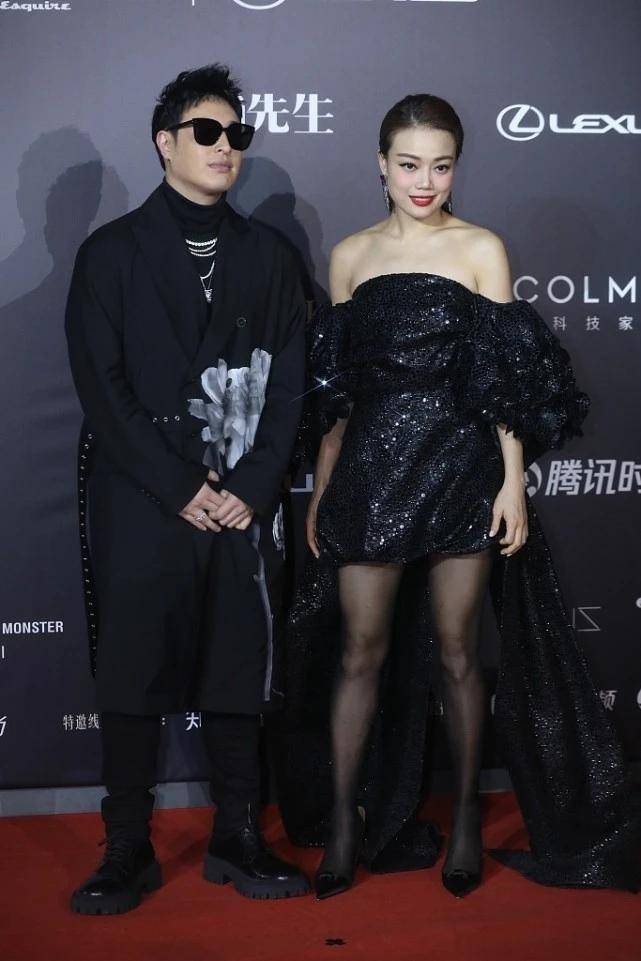 好身材 容祖儿就像黑色天鹅，穿黑色服装秀出好身材，女人看了都心动