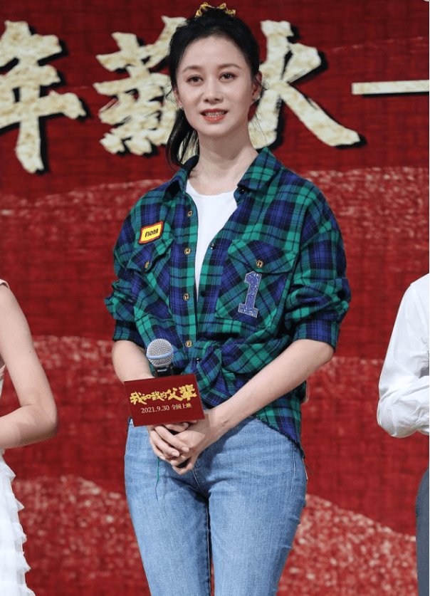 身材 43岁倪虹洁状态太好！把老土格纹穿出高级感，身材线条不输小姑娘