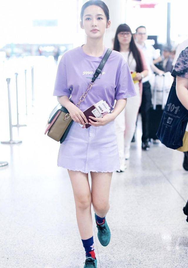 香芋 李沁的“少女感”绝了，香芋紫T恤配半身裙清新俏皮，甜美温柔