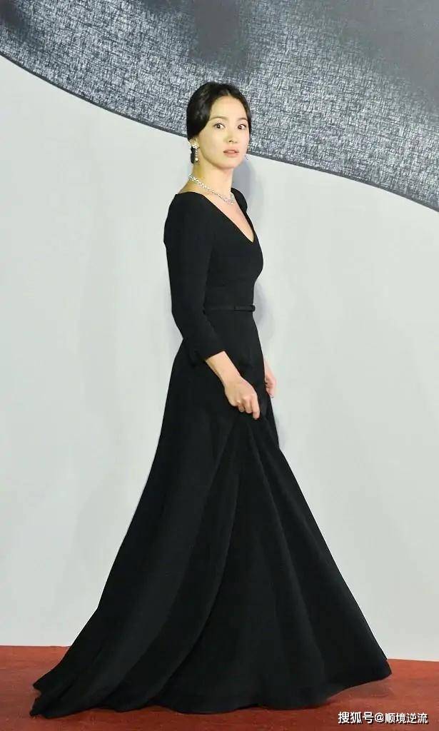 小黑裙连衣裙高级感显瘦 d469782d19474410b0be238f53535400.jpeg