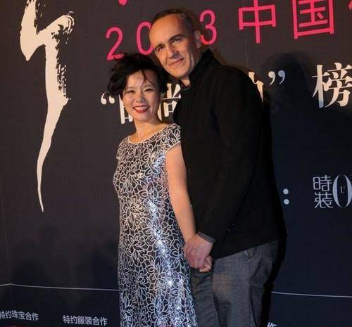 老公 龚琳娜与国外老公亮相，她的眼妆很有特色，46岁了还活得像少女