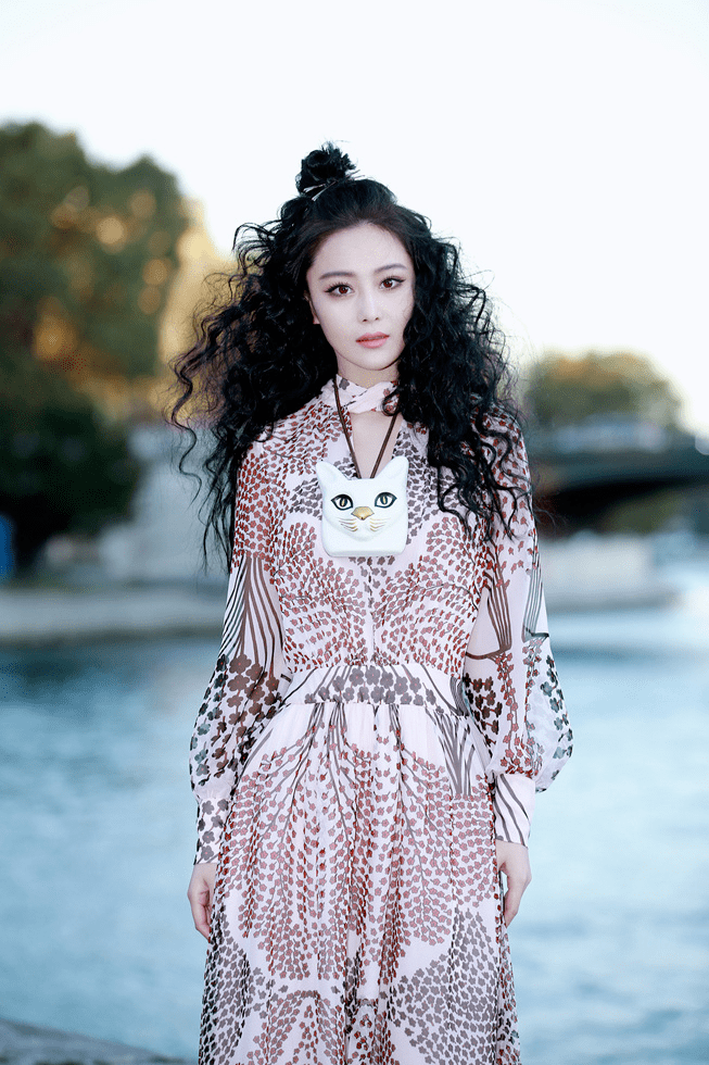 设计 张馨予人美就是任性，一袭碎花裙高贵性感，“爆炸丸子头”太抢镜