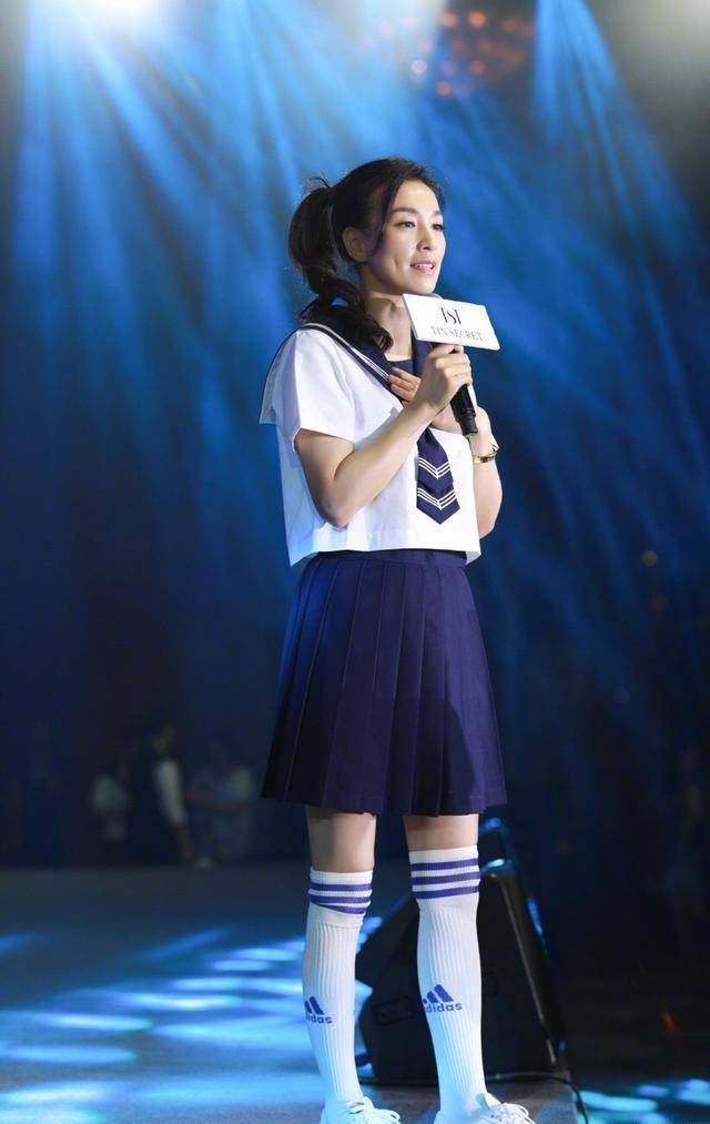 身材 张庭真是不老女神,穿白色上衣搭配半身裙简约优雅,高级减龄