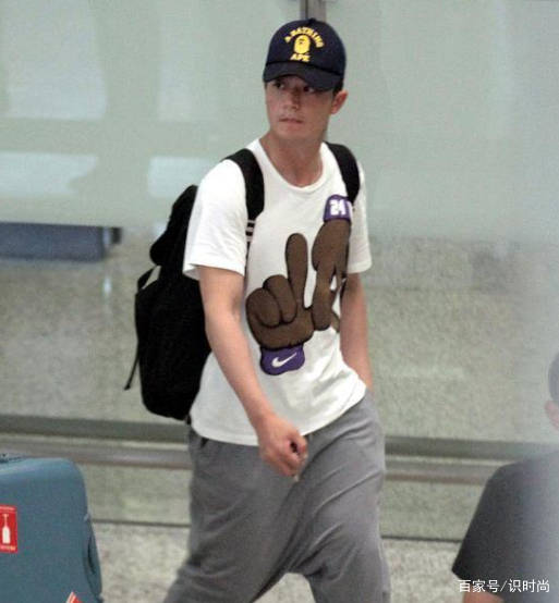 胡子 霍建华真不愧是神颜值，胡子拉渣都这么帅气，穿休闲装像20岁出头