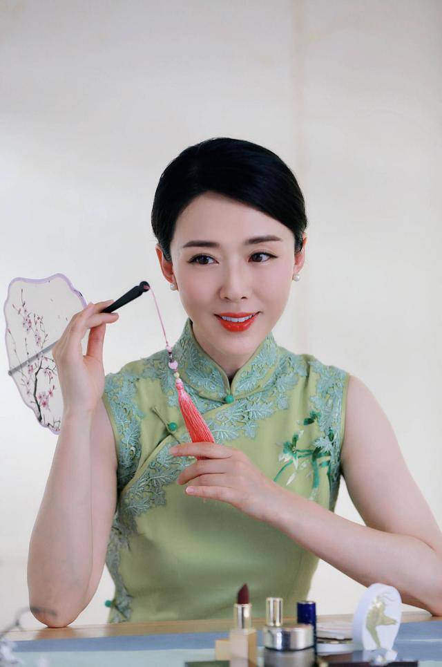 领口处 颜丹晨旗袍造型风情万种，穿淡绿色刺绣旗袍清新素雅，气质温婉