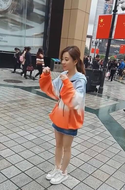 网络|街上偶遇冯提莫户外直播，路人视角很真实，网友：好想抱着走