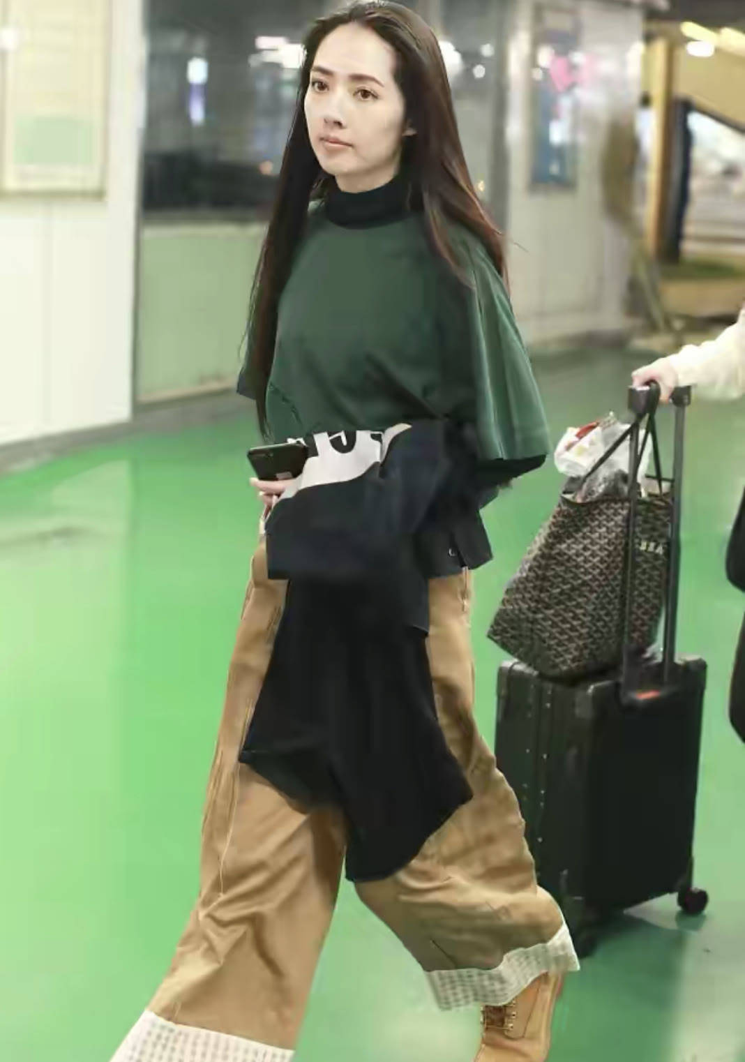 排场 郭碧婷一家出街排场大，穿着宽松随意没阔太范，1岁女儿真像爷爷