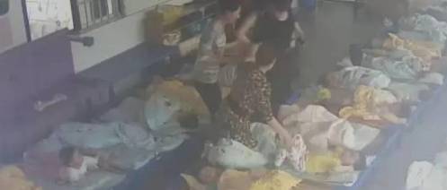 家长|幼儿园午睡,女幼师拍照后发家长群,家长看到后直接打电话责骂