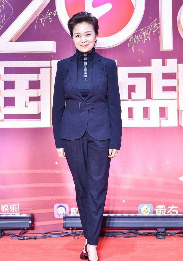 漂亮 刘莉莉气场十足，穿西服套装出席活动穿出高级感，漂亮大气