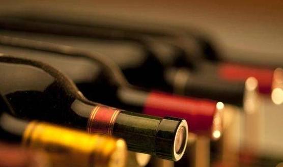 高盛|高盛老板前助手从酒店33层跳楼自杀,偷盗120万美金红酒不想入狱