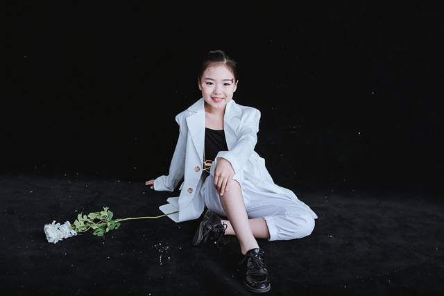 许芳菲个人资料简介身高体重参演的电影综艺海报人物写真