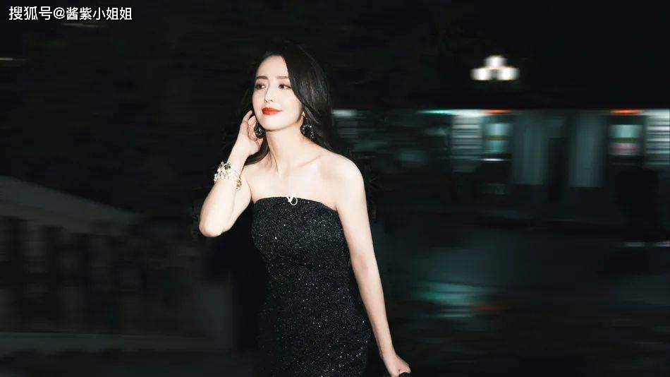 写真照 佟丽娅穿着抹胸亮片长裙超美艳！雪肤玉貌太性感迷人
