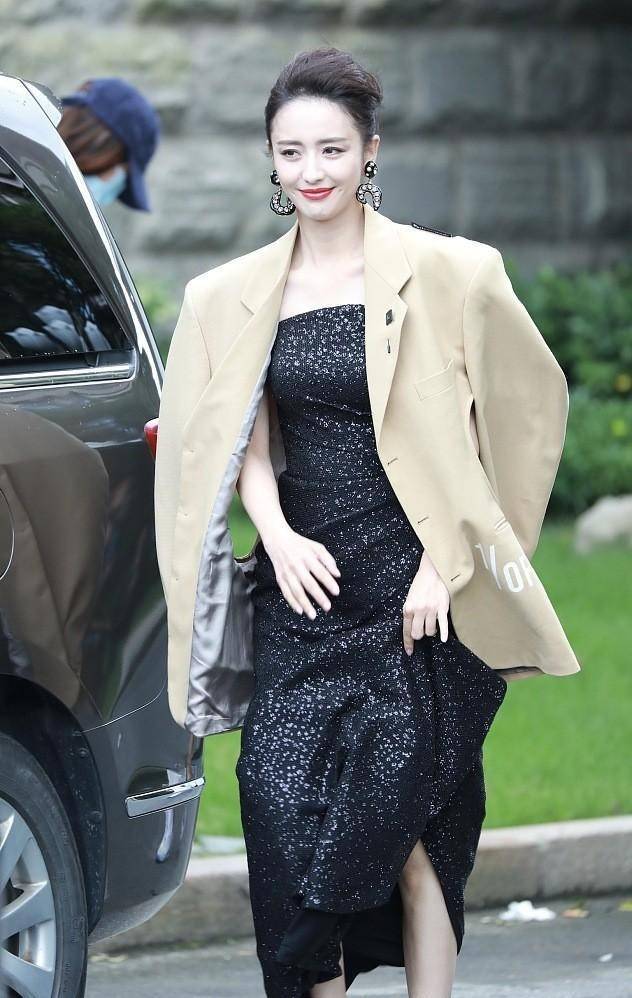 佟丽娅 佟丽娅亮相张杰新歌mv，与张杰雪中拥抱好有氛围，气质太妩媚了