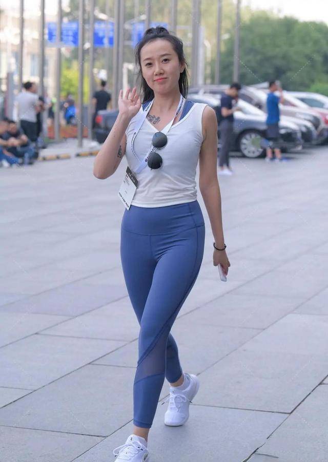 天鹅绒 凹凸紧致的瑜伽裤美女,才能避免单调无趣,超级吸睛