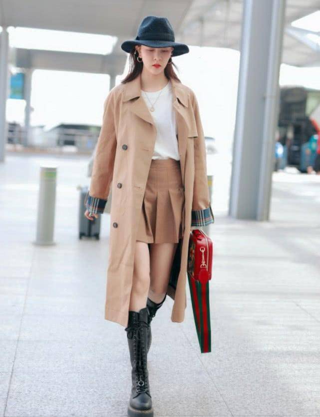 个性 小姐姐太有时尚感，初次尝试风衣，或许没人比她帅了