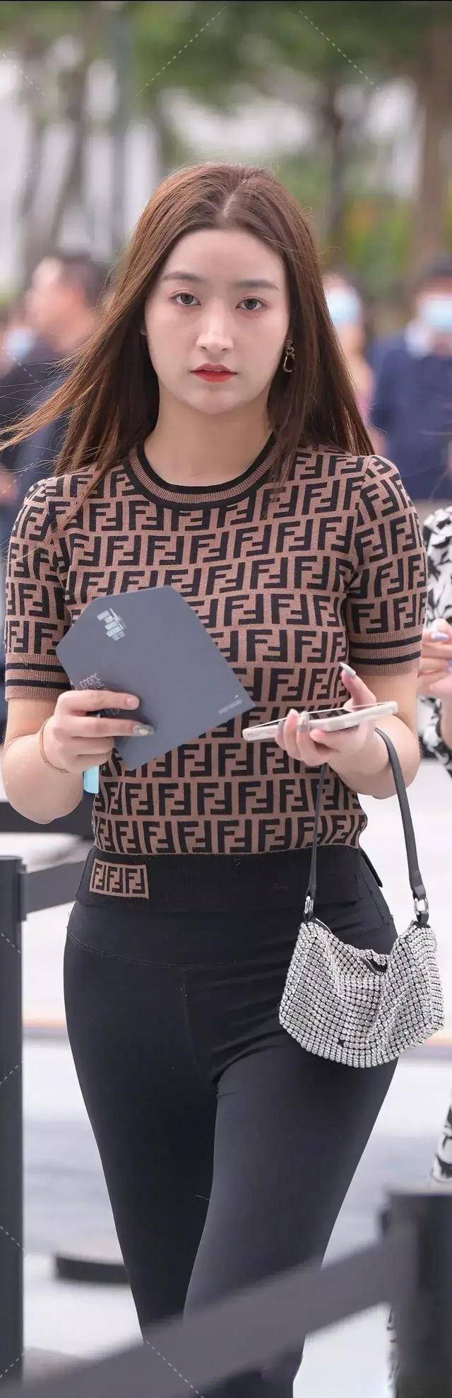 显得 清新别致的鲨鱼裤轻松穿出青春活力,体现完美状态,简单搭配