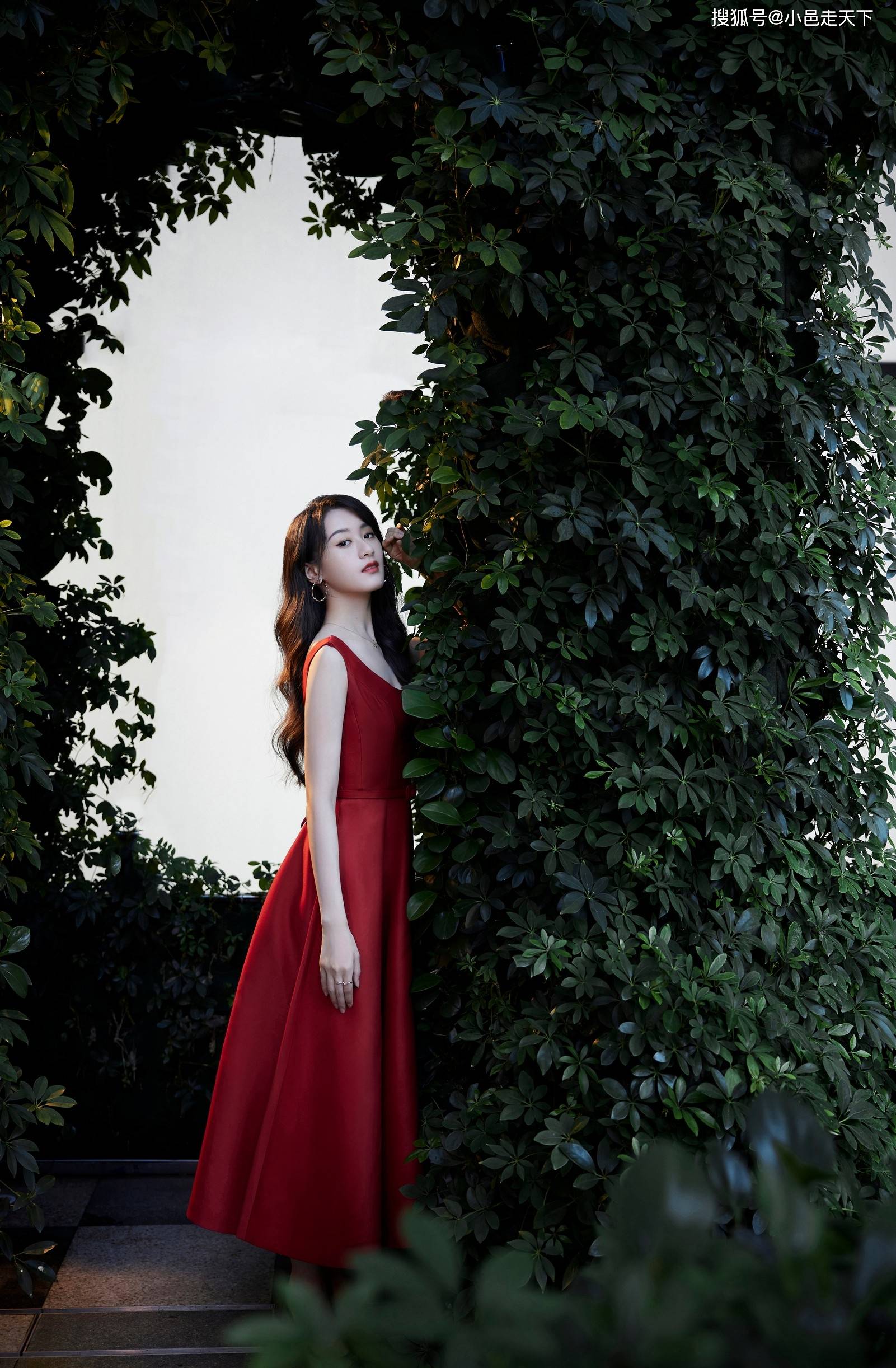 写真 袁冰妍红色礼服优雅高贵写真