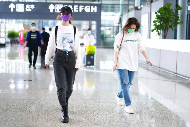 身材 阿娇阿Sa亮相机场,两人都用卫衣配牛仔裤,穿出的效果相差却很远