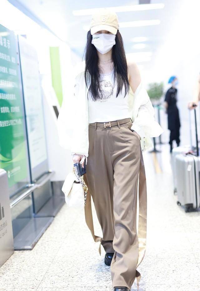 卫衣 李小璐和女儿同框，卫衣外套配印花裤，穿得清新显出少女气质