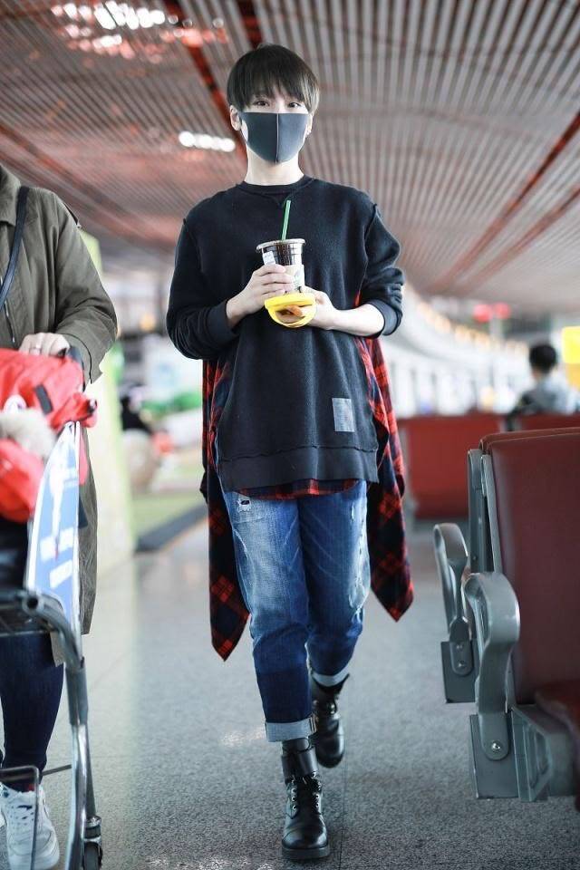 吴京 吴京爆火谢楠也变高调,一件卡通卫衣就要1万多,气质还像小姑娘